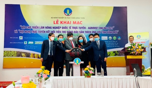 Thứ trưởng (BNN&PTNT) Trần Thanh Nam (đưng thứ ba từ trái sang) khai mạc hội nghị 